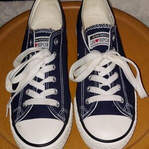 Womans Brand new size 9 Navy blue and white Jenn Ardor knock off converse.